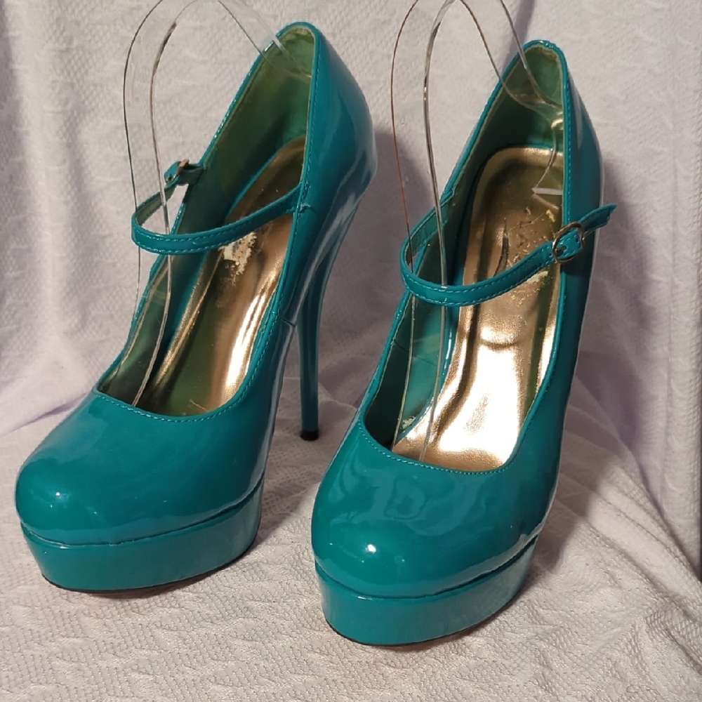 Glaze Black Heels with Modern Elegance